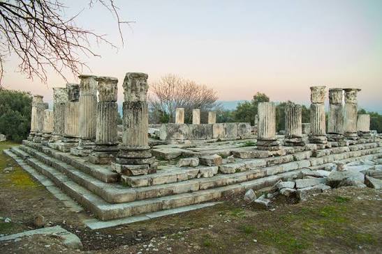 Lagina Kutsal Alanı'nda gün batımı, sütunlar